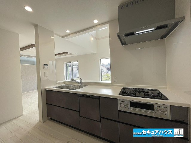 【今からご案内可能】知多市八幡字荒井 全2棟 の独立洗面台|【洗面台】
◆鏡の裏にはたっぷりと収納スペースを標準装備！
◆電源を付属しているのでドライヤーなど利用できます。