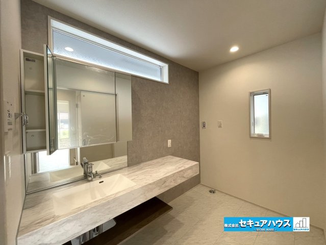 【今からご案内可能】知多市八幡字荒井 全2棟 の浴室|【浴室】
◆アクセントパネルで落ち着きのある雰囲気を演出します。毎日の疲れを癒やすバスタイムをお楽しみ下さい！
◆窓付きで、カビの繁殖を抑える効果があります。