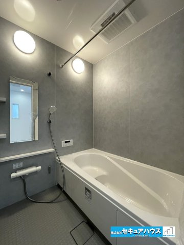 【今からご案内可能】知多市八幡字荒井 全2棟 のトイレ|【高機能トイレ】
◆高機能トイレの多くは便器のフタの開閉が自動であり、使用後に手動で水を流す面倒もなく非常に便利です。スタイリッシュな見た目で、お掃除しやすく、節水効果が高いです。
