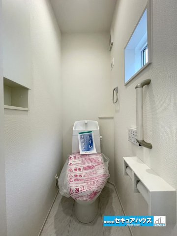 【今からご案内可能】知多市八幡字荒井 全2棟 の洋室|【洋室】
◆広々とした居住空間は日々の暮らしを彩り、心のやすらぎと満足感を与えてくれます。通風と採光を考慮した設計は子供たちはのびのび育ち、家族でくつろぎと団らんを生み出します。