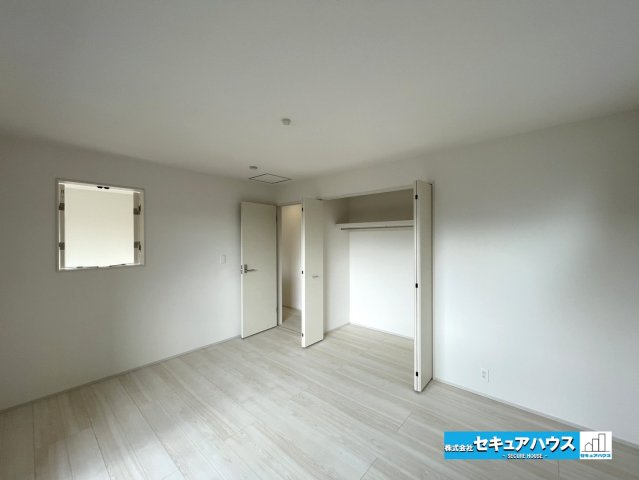 【今からご案内可能】知多市八幡字荒井 全2棟 の洋室|【洋室】
◆家族一人ひとりの大切なプライベート空間。趣味に合わせて使って頂けるようシンプルに仕上げてあります。暮らし心地を大きく左右する収納を、適材適所に配置し使い勝手を考慮しました。　