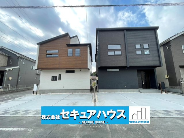 【今からご案内可能】知多市八幡字荒井 全2棟 の駐車場|■現地外観写真
駐車並列3台可能！オプション工事でカーポート設置などいかがでしょうか。その他にも、フェンスなどの「オプション工事」もご提案いたします♪