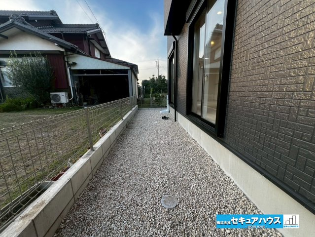 【今からご案内可能】知多市八幡字荒井 全2棟 の庭|【庭】
◆お庭付きの物件です。お子様の遊ぶスペースやタイヤなど外に置きたいお荷物を収納できます。