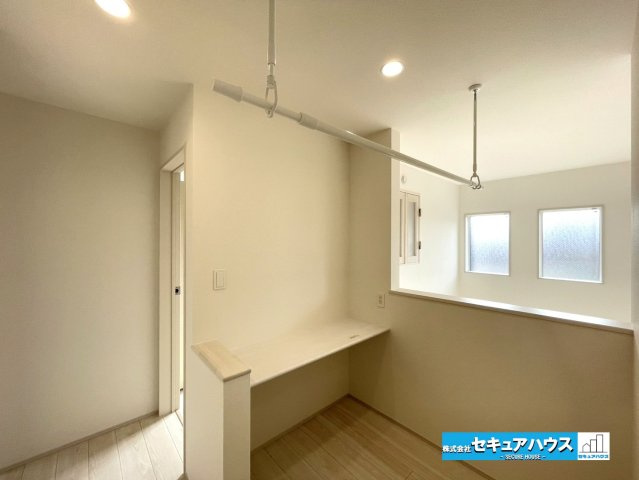 【今からご案内可能】知多市八幡字荒井 全2棟 のその他|【カウンター、ホスクリーン】
◆勉強スペースとして利用できます。
◆雨の場合は室内で洗濯物を干すこともできます。