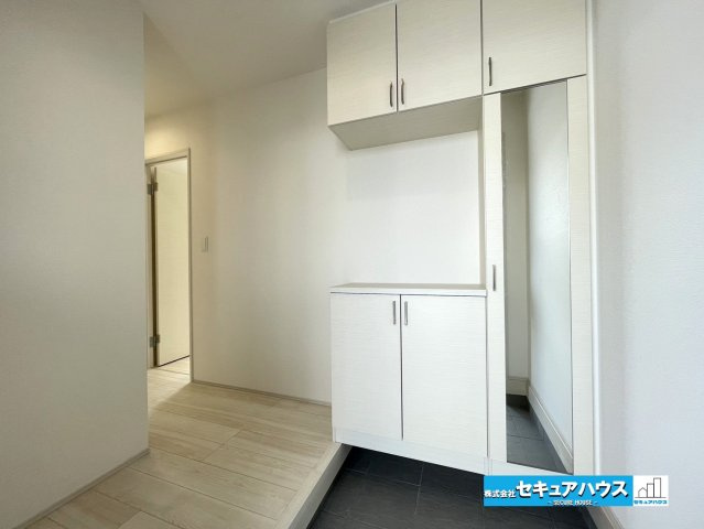 【今からご案内可能】知多市八幡字荒井 全2棟 の玄関|【玄関】
◆お家に出会う人々を迎える玄関だからこそ、広々清潔感あふれる空間にしたいものです。採光・通風にも配慮された設計で毎日明るい空間をキープします♪