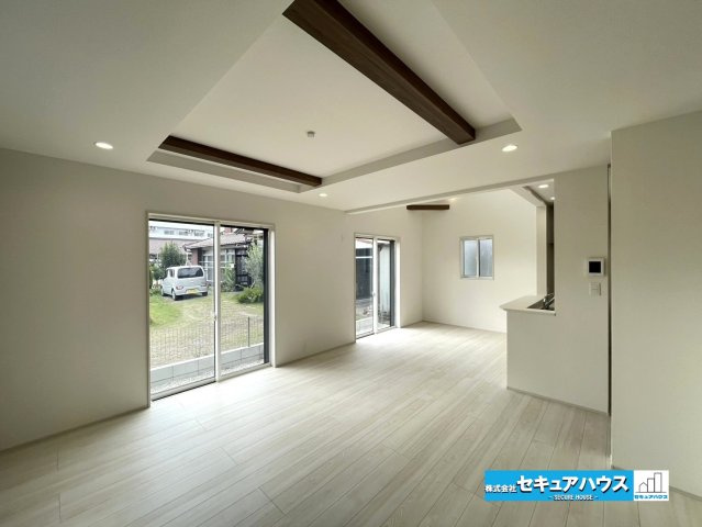 【今からご案内可能】知多市八幡字荒井 全2棟 の居間・リビング|【LDK】
◆通学から帰宅し、リビングルームで会話を楽しむ子ども達。リビングから臨む景色は太陽色に染まり、解放感溢れゆったりとしたひと時を過ごすことが出来る素敵な空間です。