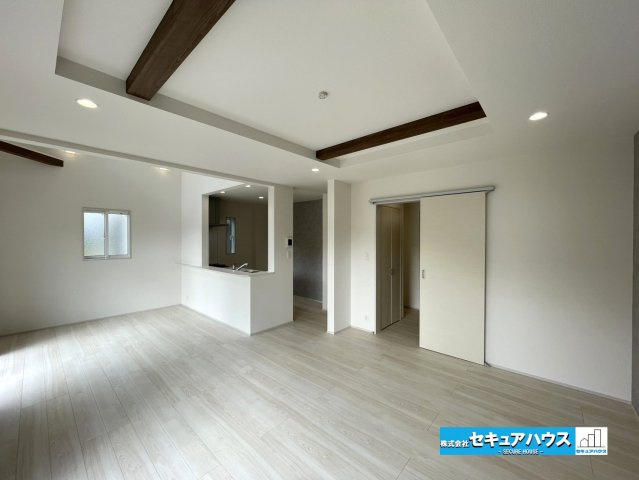 【今からご案内可能】知多市八幡字荒井 全2棟 の居間・リビング|【LDK】
◆日当たりが良く温かい広々リビングは家族の団らんスペースになります。