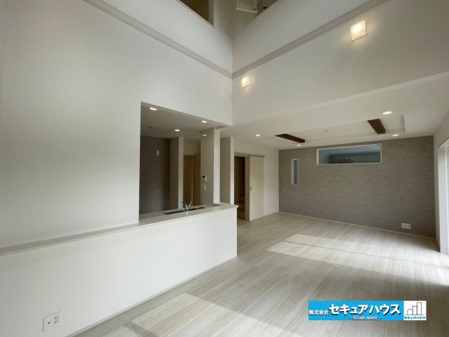 【今からご案内可能】知多市八幡字荒井 全2棟 の居間・リビング|【LDK】
◆吹抜付きのリビングの為通風、採光良好です♪