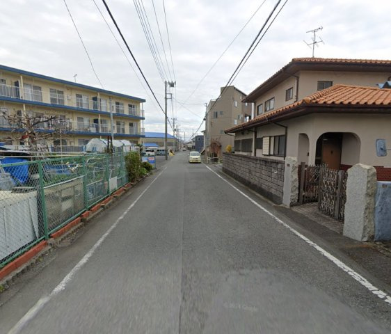 富士市松岡　中古戸建の前面道路含む現地写真