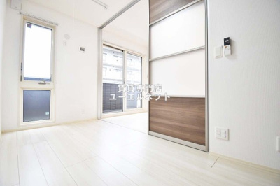 【寝室】 | シリウス千里中央 | 明るく開放感のある居室で、自分だけのくつろぎ空間を。