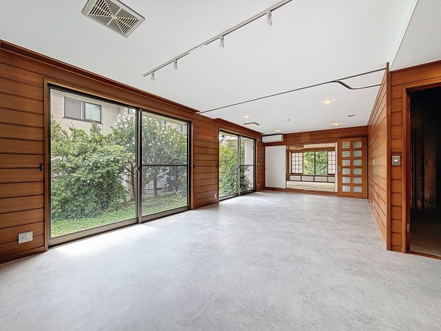 【居間・リビング】 | 奥の和室は仕切って使っても空けてもよし！
空けると空間がぐっと広がりますね～～～！！！