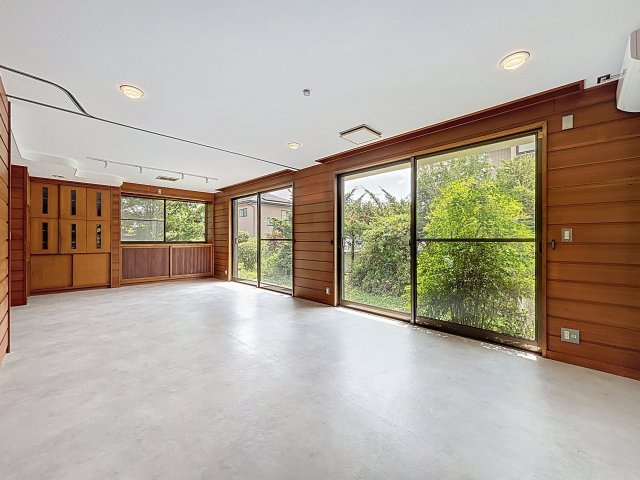 【居間・リビング】 | 大きな窓も並んで風通りもよさそう♪