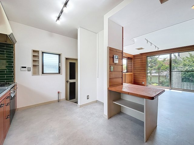 【キッチン】 | キッチン奥には勝手口もありますよ♪