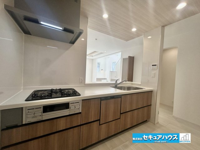 【今からご案内可能】知多市八幡字汐海道　全2棟　のキッチン|【キッチン】
◆同時にたくさんの料理が調理できる。「焼く・蒸す・煮る」の工程を同時進行で進めることができるので、料理を素早く作ることができます。育児でバタバタ忙しいママに嬉しい♪