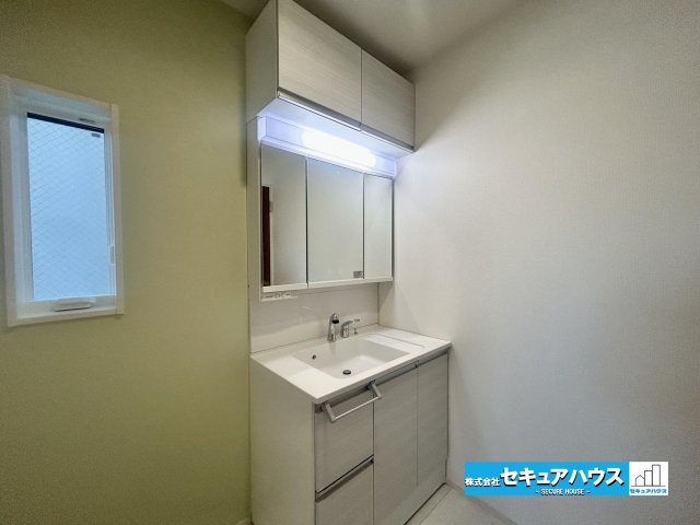 【今からご案内可能】知多市八幡字汐海道　全2棟　の独立洗面台|【洗面台】
◆鏡の裏にはたっぷりと収納スペースを標準装備！
◆電源を付属しているのでドライヤーなど利用できます。