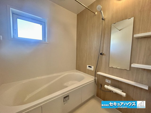 【今からご案内可能】知多市八幡字汐海道　全2棟　の浴室|【浴室】
◆アクセントパネルで落ち着きのある雰囲気を演出します。毎日の疲れを癒やすバスタイムをお楽しみ下さい！
◆窓付きで、カビの繁殖を抑える効果があります。