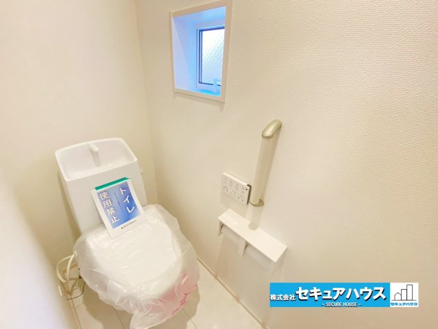 【今からご案内可能】知多市八幡字汐海道　全2棟　のトイレ|【高機能トイレ】
◆高機能トイレの多くは便器のフタの開閉が自動であり、使用後に手動で水を流す面倒もなく非常に便利です。スタイリッシュな見た目で、お掃除しやすく、節水効果が高いです。
