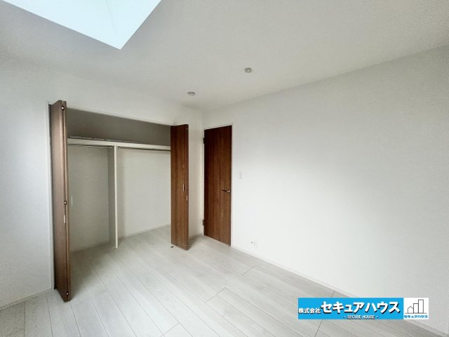 【今からご案内可能】知多市八幡字汐海道　全2棟　の洋室|【洋室】
◆広々とした居住空間は日々の暮らしを彩り、心のやすらぎと満足感を与えてくれます。通風と採光を考慮した設計は子供たちはのびのび育ち、家族でくつろぎと団らんを生み出します。