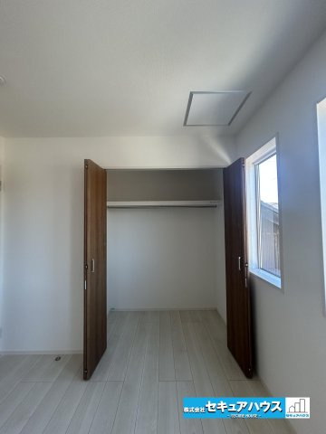 【今からご案内可能】知多市八幡字汐海道　全2棟　の洋室|【洋室】
◆家族一人ひとりの大切なプライベート空間。趣味に合わせて使って頂けるようシンプルに仕上げてあります。暮らし心地を大きく左右する収納を、適材適所に配置し使い勝手を考慮しました。　