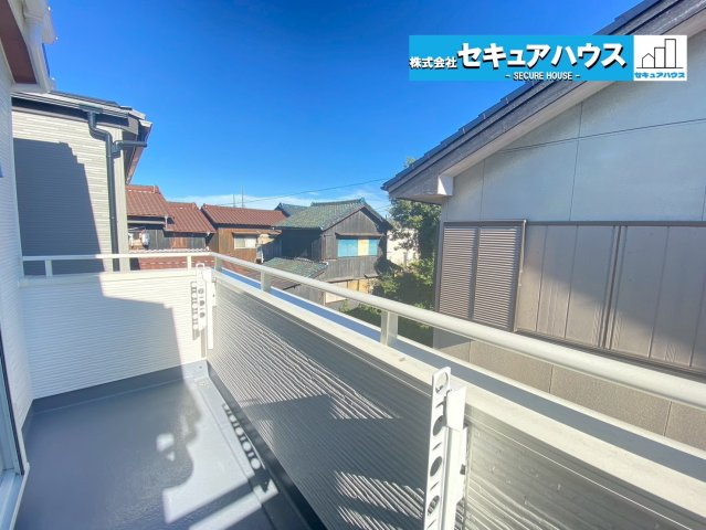【今からご案内可能】知多市八幡字汐海道　全2棟　のバルコニー|【バルコニー】
◆見晴らしもよく、太陽の温かな温もりをめいっぱい受け止めてくれます。
太陽の光と爽やかな風を受けたお洗濯物はあっという間に乾き、取りこむ時には太陽の匂いを感じられそうですね。　