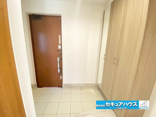 【今からご案内可能】知多市八幡字汐海道　全2棟　の玄関|【玄関】
◆お家に出会う人々を迎える玄関だからこそ、広々清潔感あふれる空間にしたいものです。採光・通風にも配慮された設計で毎日明るい空間をキープします♪