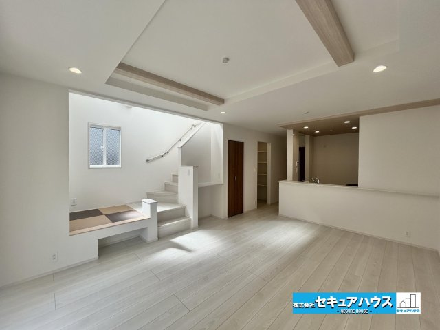 【今からご案内可能】知多市八幡字汐海道　全2棟　の居間・リビング|【LDK】
◆日当たりが良く温かい広々リビングは家族の団らんスペースになります。