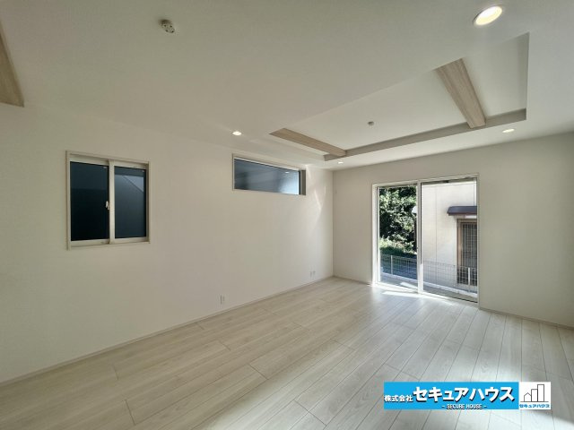 【今からご案内可能】知多市八幡字汐海道　全2棟　の居間・リビング|【LDK】
◆通学から帰宅し、リビングルームで会話を楽しむ子ども達。リビングから臨む景色は太陽色に染まり、解放感溢れゆったりとしたひと時を過ごすことが出来る素敵な空間です。