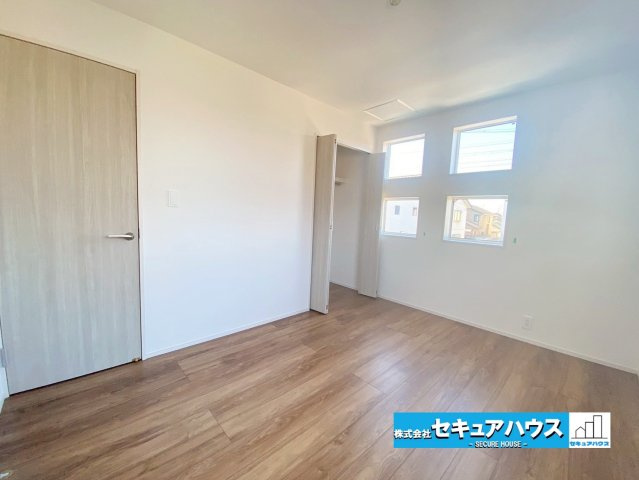 【今からご案内可能】知多市八幡字汐海道　全2棟の洋室|【洋室】
◆広々とした居住空間は日々の暮らしを彩り、心のやすらぎと満足感を与えてくれます。通風と採光を考慮した設計は子供たちはのびのび育ち、家族でくつろぎと団らんを生み出します。