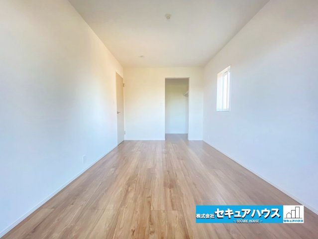 【今からご案内可能】知多市八幡字汐海道　全2棟の洋室|【洋室】
◆家族一人ひとりの大切なプライベート空間。趣味に合わせて使って頂けるようシンプルに仕上げてあります。暮らし心地を大きく左右する収納を、適材適所に配置し使い勝手を考慮しました。　