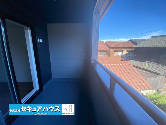 【今からご案内可能】知多市八幡字汐海道　全2棟のバルコニー|【バルコニー】
◆見晴らしもよく、太陽の温かな温もりをめいっぱい受け止めてくれます。
太陽の光と爽やかな風を受けたお洗濯物はあっという間に乾き、取りこむ時には太陽の匂いを感じられそうですね。　