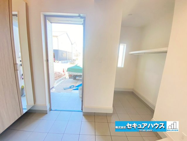 【今からご案内可能】知多市八幡字汐海道　全2棟の玄関|【玄関】
◆お家に出会う人々を迎える玄関だからこそ、広々清潔感あふれる空間にしたいものです。採光・通風にも配慮された設計で毎日明るい空間をキープします♪