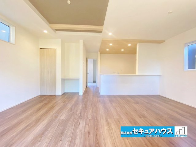 【今からご案内可能】知多市八幡字汐海道　全2棟の居間・リビング|【LDK】
◆通学から帰宅し、リビングルームで会話を楽しむ子ども達。リビングから臨む景色は太陽色に染まり、解放感溢れゆったりとしたひと時を過ごすことが出来る素敵な空間です。