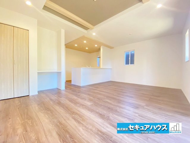 【今からご案内可能】知多市八幡字汐海道　全2棟の居間・リビング|【LDK】
◆日当たりが良く温かい広々リビングは家族の団らんスペースになります。