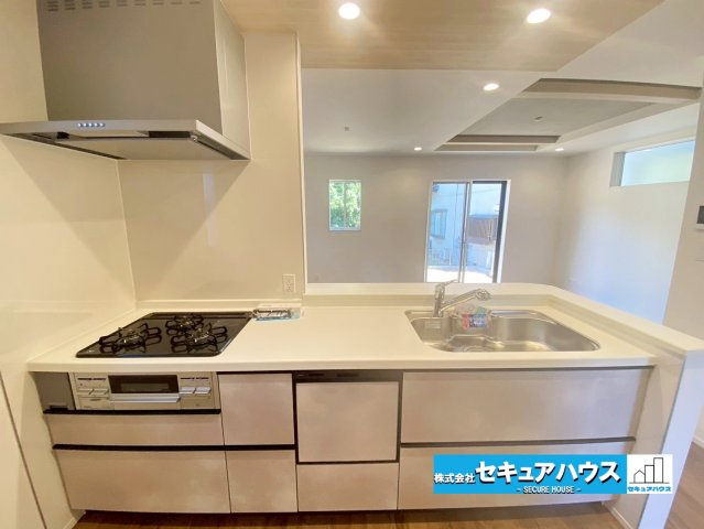 【今からご案内可能】知多市八幡字汐海道　全2棟のキッチン|【キッチン】
◆同時にたくさんの料理が調理できる。「焼く・蒸す・煮る」の工程を同時進行で進めることができるので、料理を素早く作ることができます。育児でバタバタ忙しいママに嬉しい♪