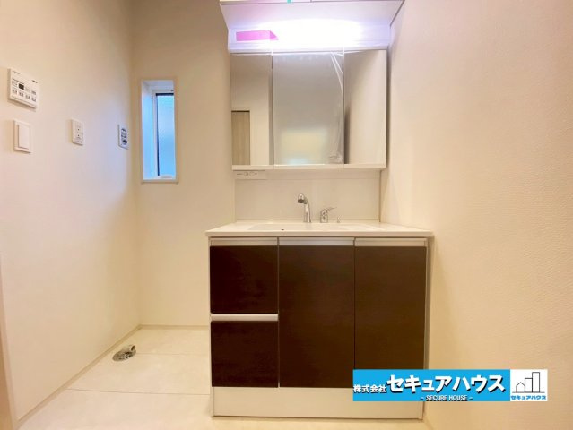 【今からご案内可能】知多市八幡字汐海道　全2棟の独立洗面台|【洗面台】
◆鏡の裏にはたっぷりと収納スペースを標準装備！
◆電源を付属しているのでドライヤーなど利用できます。