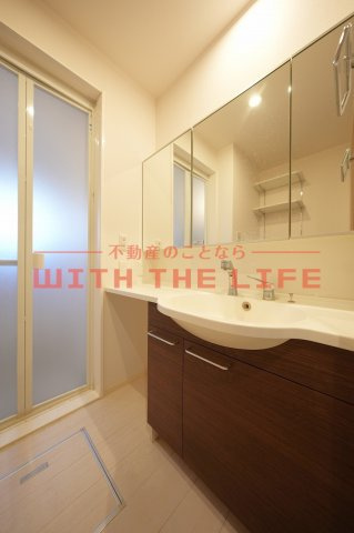 フロレゾン【10，000円キャッシュバック対象物件】の洗面所|ゆったりとスペースのある洗面所