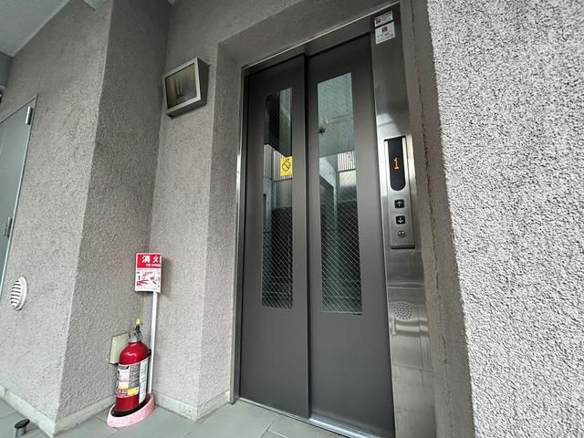 エルスタンザ下北沢のロビー|■防犯カメラ付きエレベーター■宅配ＢＯＸあり