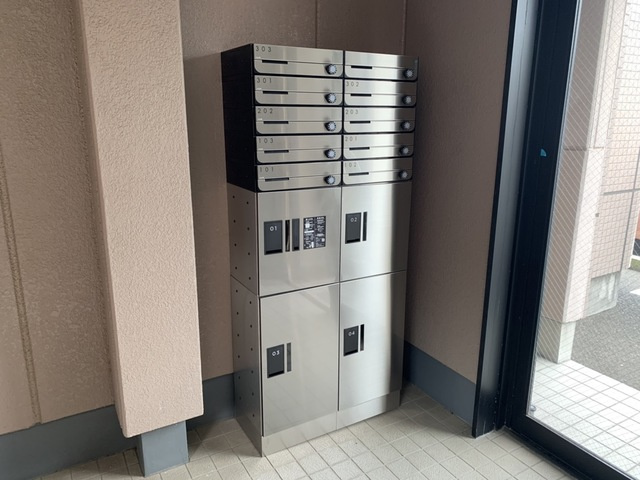 サンタプレイスのエントランス|宅配ＢＯＸ