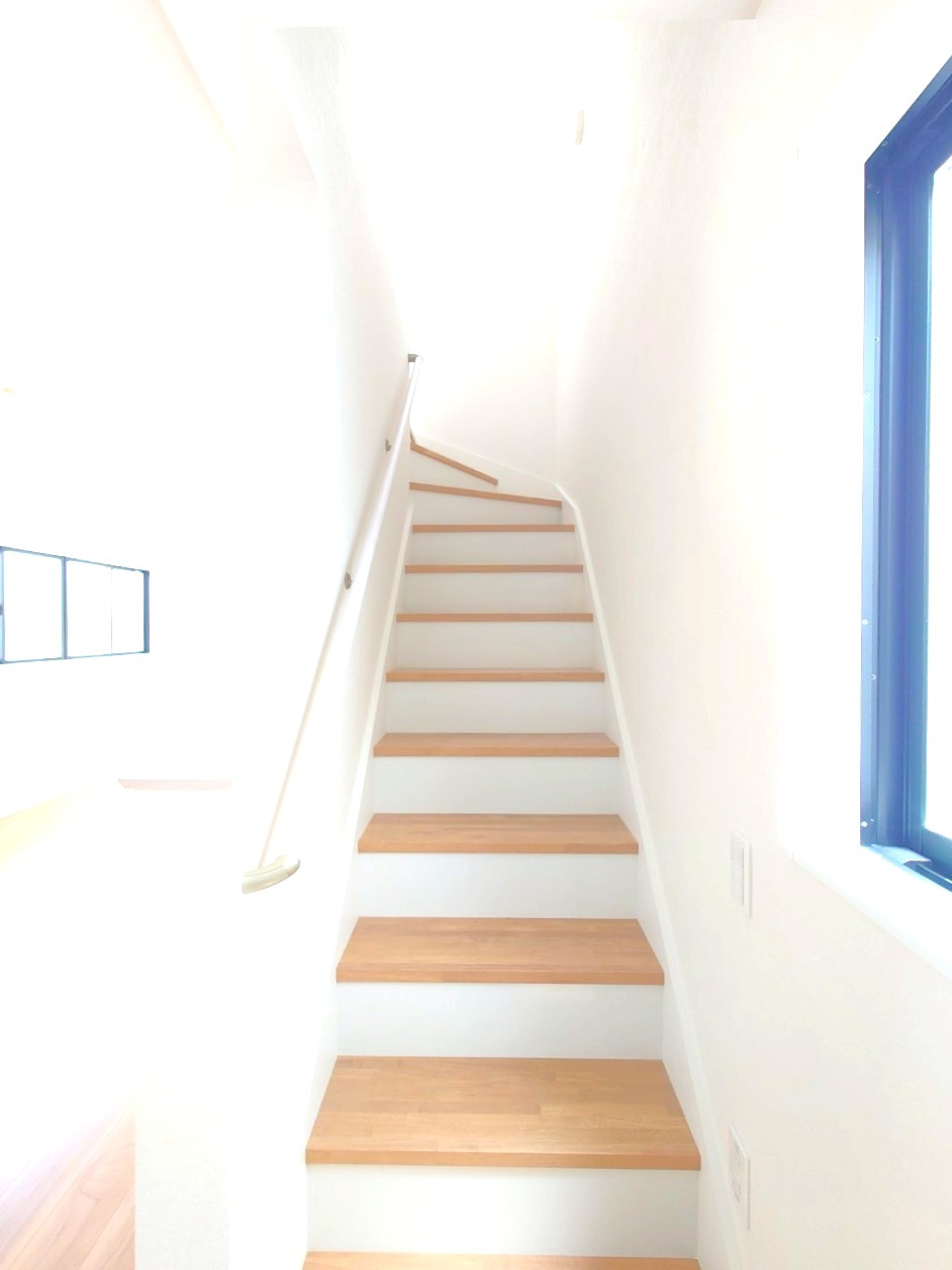 地下鉄東西線「小野」駅徒歩１４分の閑静な住宅街に立つ４ＬＤＫ◆駐車２台可◆京都市伏見区醍醐大高町1期の設備|リビング階段