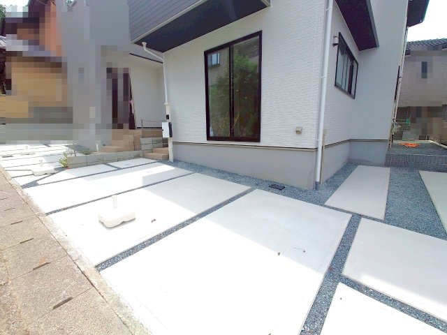 地下鉄東西線「小野」駅徒歩１４分の閑静な住宅街に立つ４ＬＤＫ◆駐車２台可◆京都市伏見区醍醐大高町1期の駐車場|駐車スペース