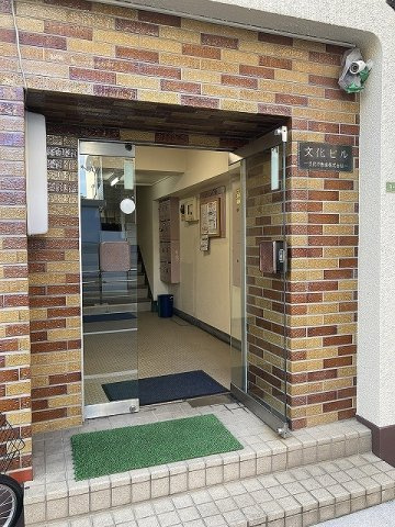 文化ビルのエントランス