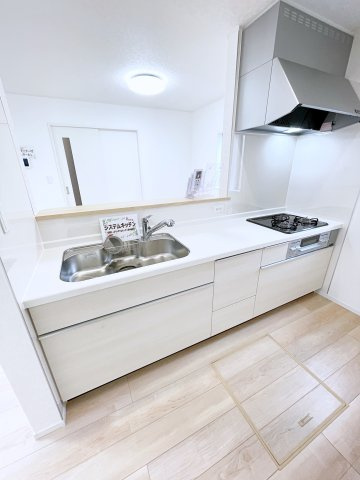 新築戸建・建売　大泉町吉田第12　CRADLE GARDEN　全4棟のキッチン|明るいホワイトトーンの対面式キッチンで、料理中もリビングの様子が見えて安心です♪