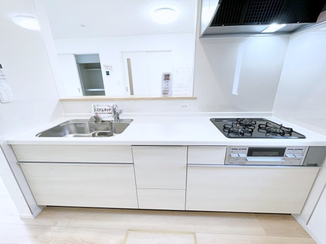 新築戸建・建売　大泉町吉田第12　CRADLE GARDEN　全4棟のキッチン|3口コンロなのでご飯を作りながらお弁当のおかずも作れて便利！