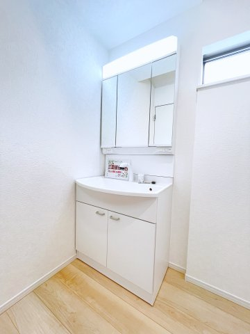 新築戸建・建売　大泉町吉田第12　CRADLE GARDEN　全4棟の独立洗面台|三面鏡タイプの独立洗面台で、身だしなみチェックも収納力も◎洗面まわりもすっきり清潔に保てます！