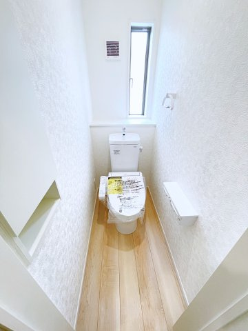 新築戸建・建売　大泉町吉田第12　CRADLE GARDEN　全4棟のトイレ|小窓付きで自然光が入る明るくて爽やかなトイレ空間です！