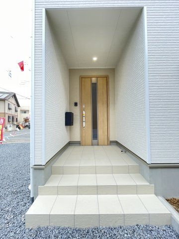 新築戸建・建売　大泉町吉田第12　CRADLE GARDEN　全4棟の玄関|奥行きがあるので雨が降っても開閉に心配ありません！