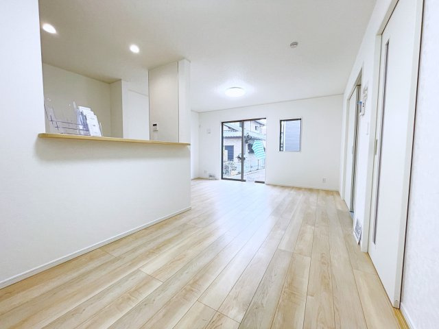 新築戸建・建売　大泉町吉田第12　CRADLE GARDEN　全4棟の居間・リビング|カウンター越しに会話が弾む、家族とのつながりを感じられる対面キッチンで食事を楽しめます♪