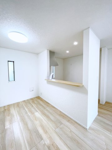 新築戸建・建売　大泉町吉田第12　CRADLE GARDEN　全4棟のキッチン|明るいホワイトトーンの対面式キッチンで、料理中もリビングの様子が見えて安心です♪