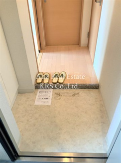 【玄関】 | ALIVIO新町 | 玄関から撮影♪玄関にはシューズボックスがあります！