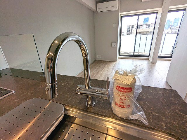 CREATIF秋葉原の設備|グリル付ガス3口システムカウンターキッチン、浄水器、シンク内側にも水切りプレートあります